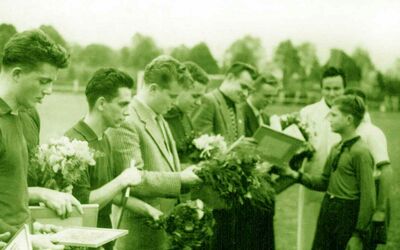 "Junge Pioniere" gratulieren den  BSG Männern