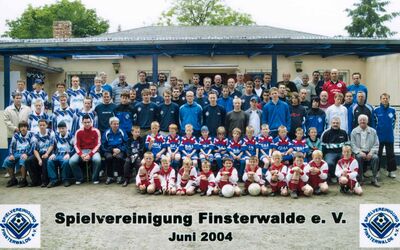 2004 - großes Vereinsgruppenfoto vor unserem Sportlerheim