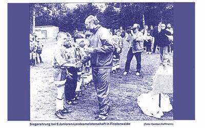Dr. Roland Neuendorf beglückwünscht unsere Kicker.