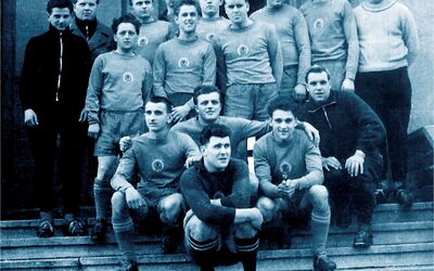 BSG-Männer mit Trikots des DDR-Meisters Wismut