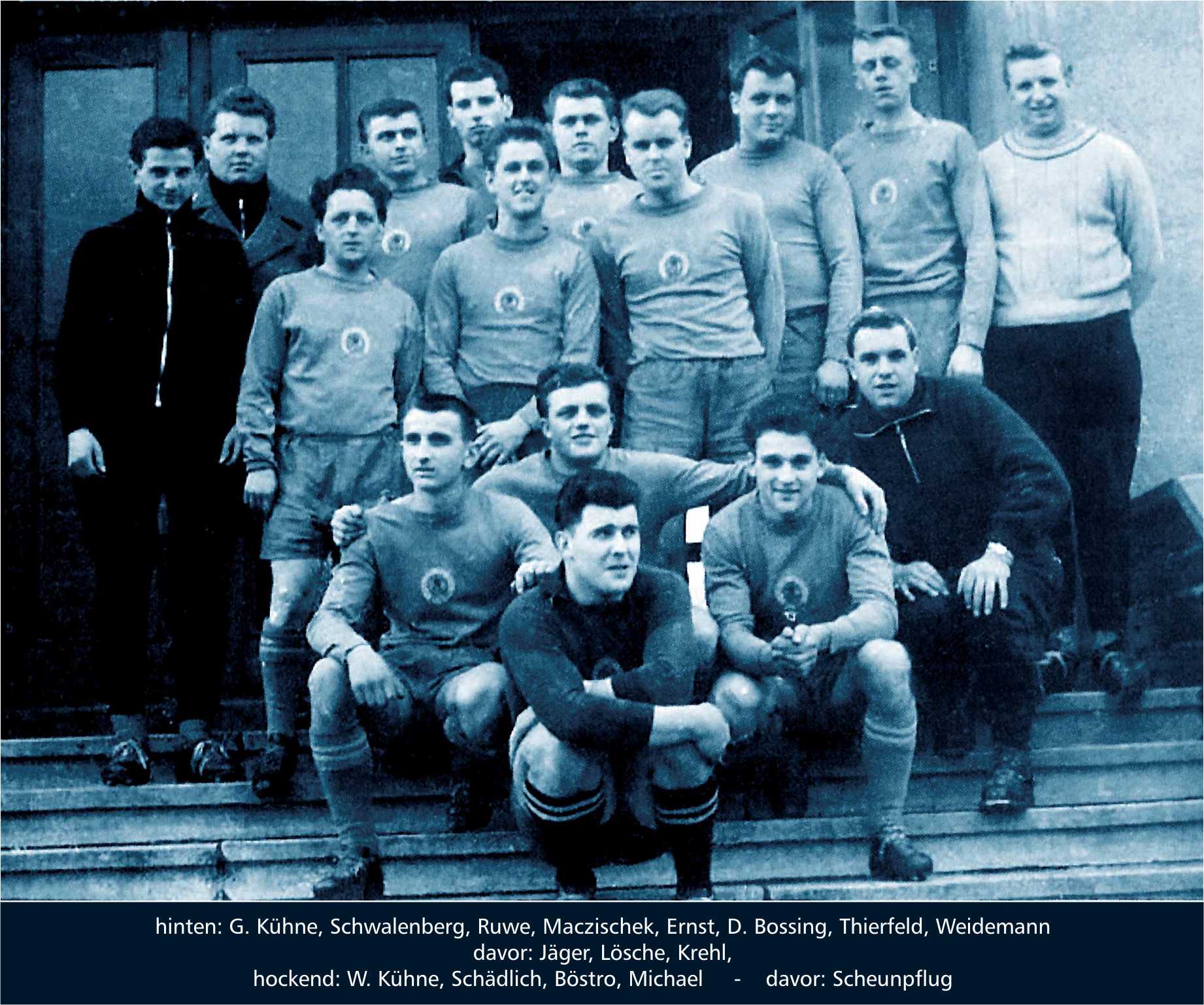 BSG-Männer mit Trikots des DDR-Meisters Wismut