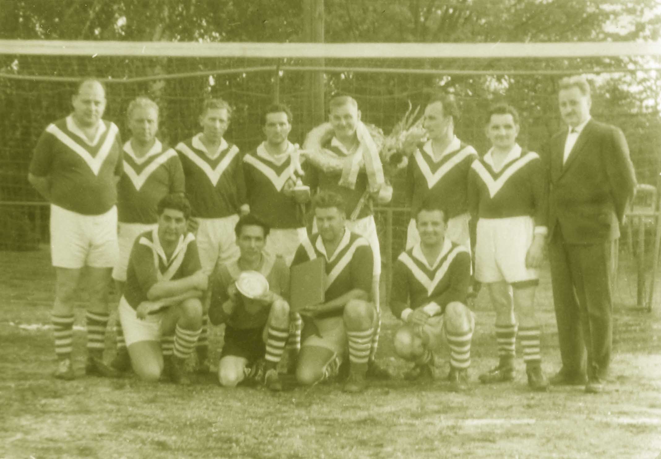 Jubilar Otto Rimpel (Ehrenkranz) mit Alt-Herren-Team