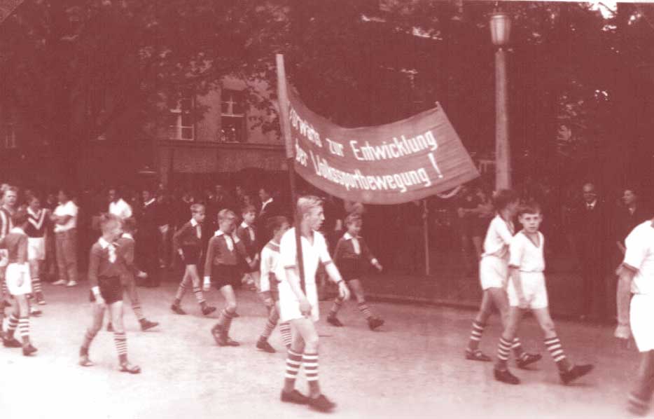 Banner mit sozialistischen Parolen gehörten zu den Umzügen