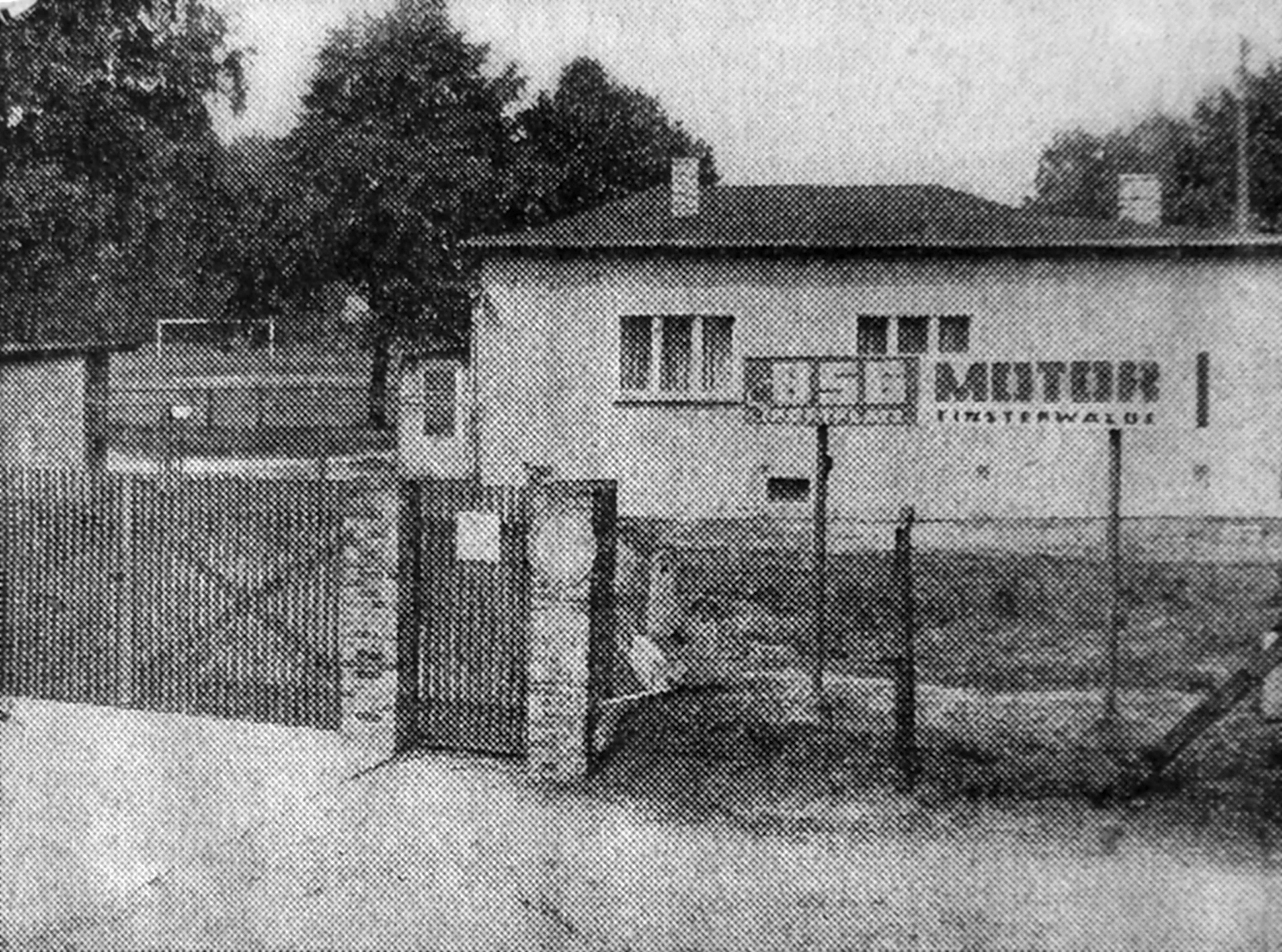 Altes Holzeinfahrtstor zum Sportplatz