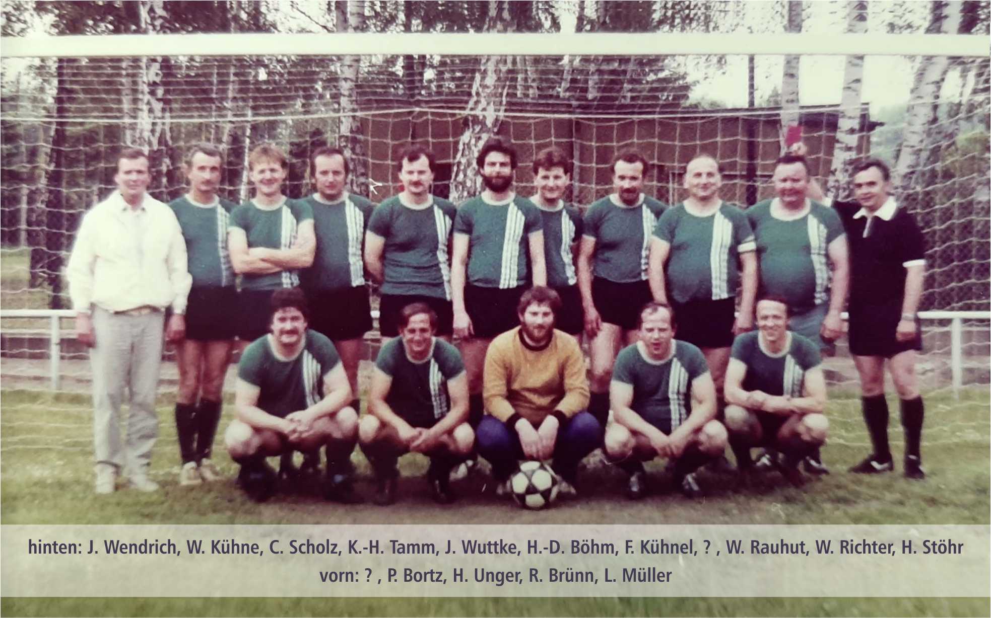 ...viele Übungsleiter traten noch ab und zu gegen den Ball