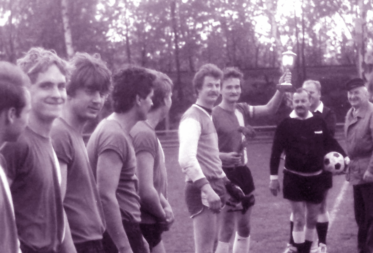 Pokalübergabe an das 2. Team der BSG Motor