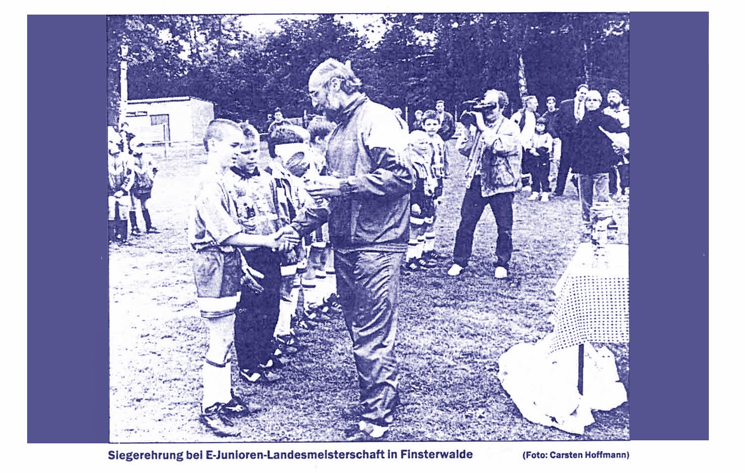 Dr. Roland Neuendorf beglückwünscht unsere Kicker.