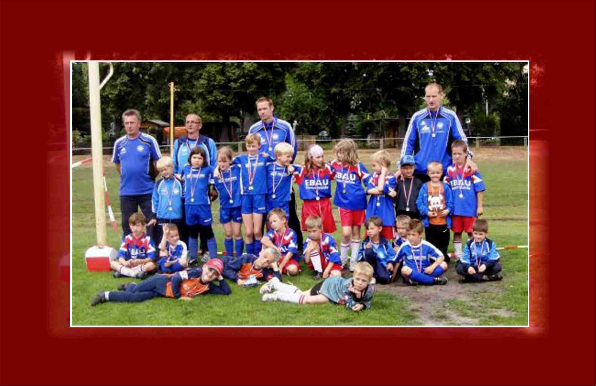 viele Kids bei den G-Junioren betreut von W. Bieder, P. Bortz, A. Krieg und S. Schwan