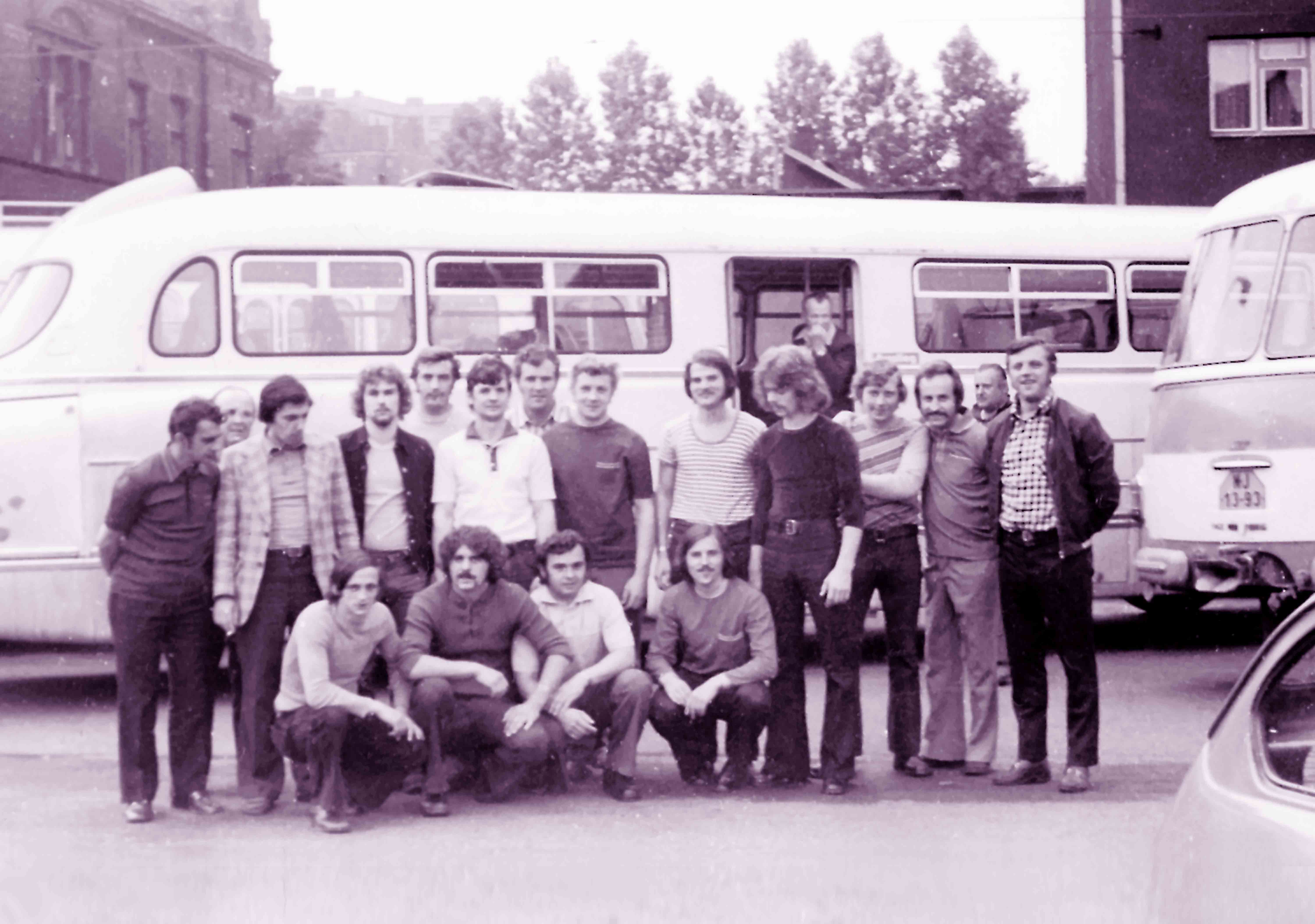 Männermannschaft mit Bus unterwegs zum Trainingslager