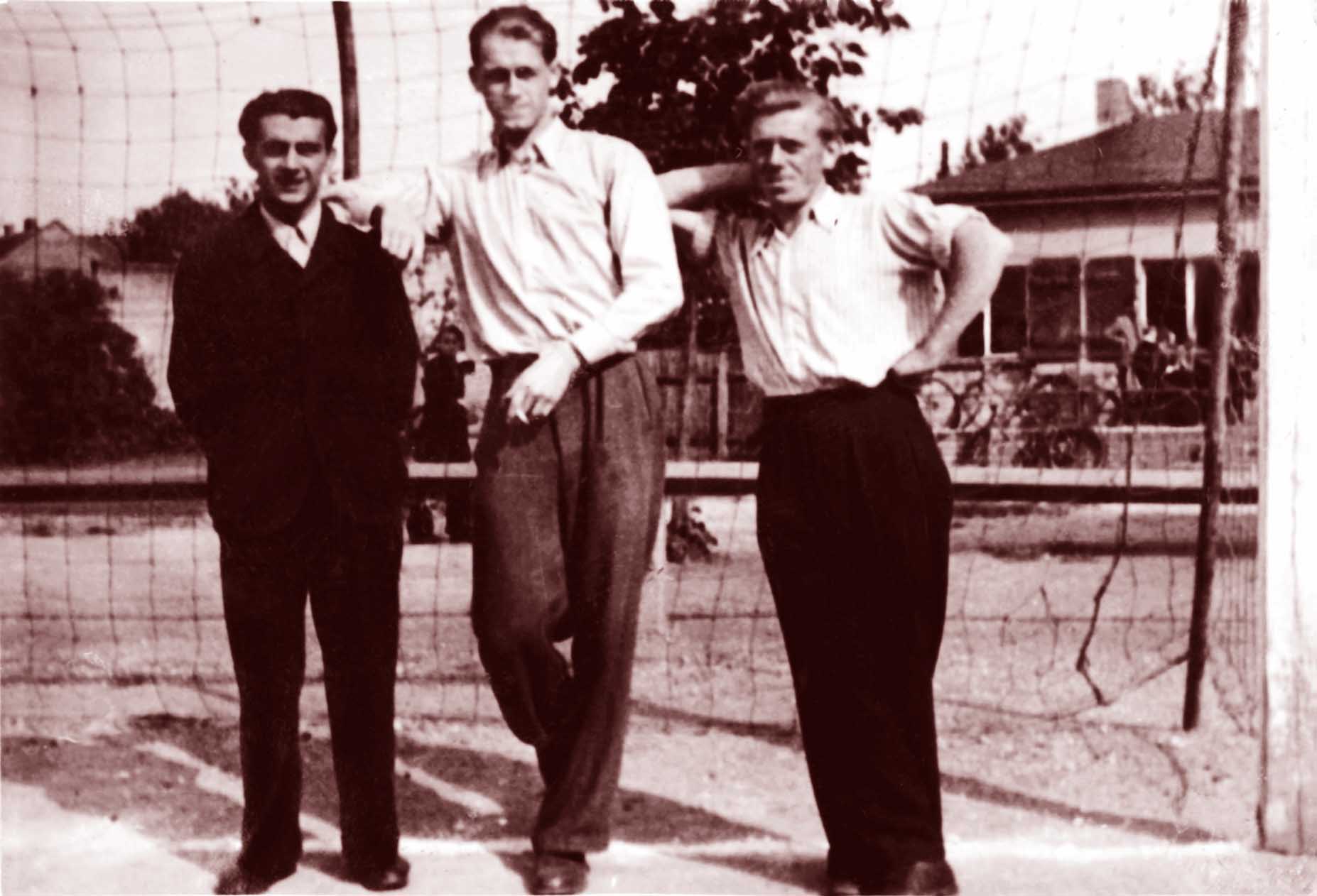 Gruppenfoto vor dem Sportlerheim: R. Kupillas, ? , G. Gelfort