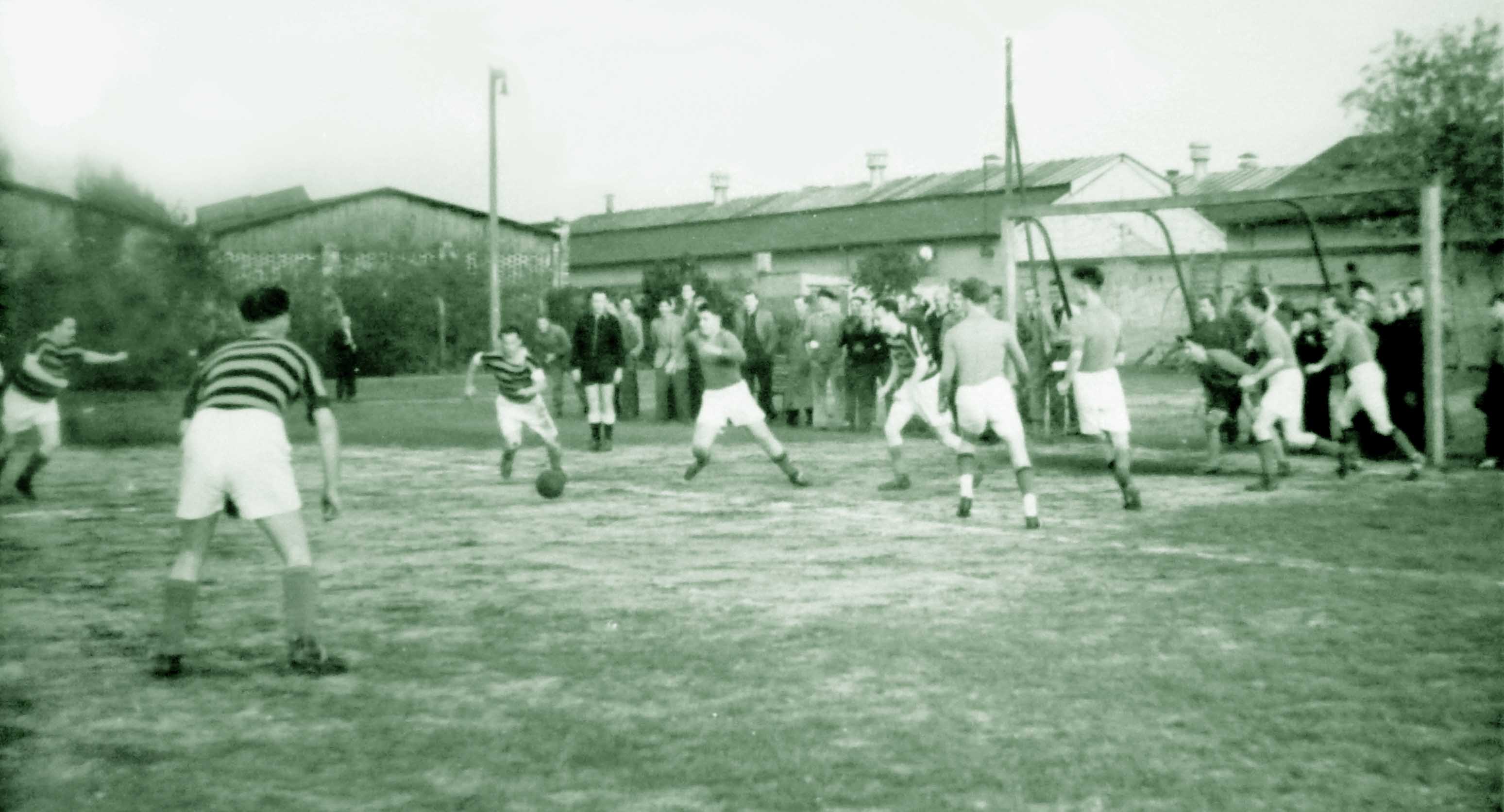 Auch Fußballspiele fanden auf dem Fimagplatz statt.
