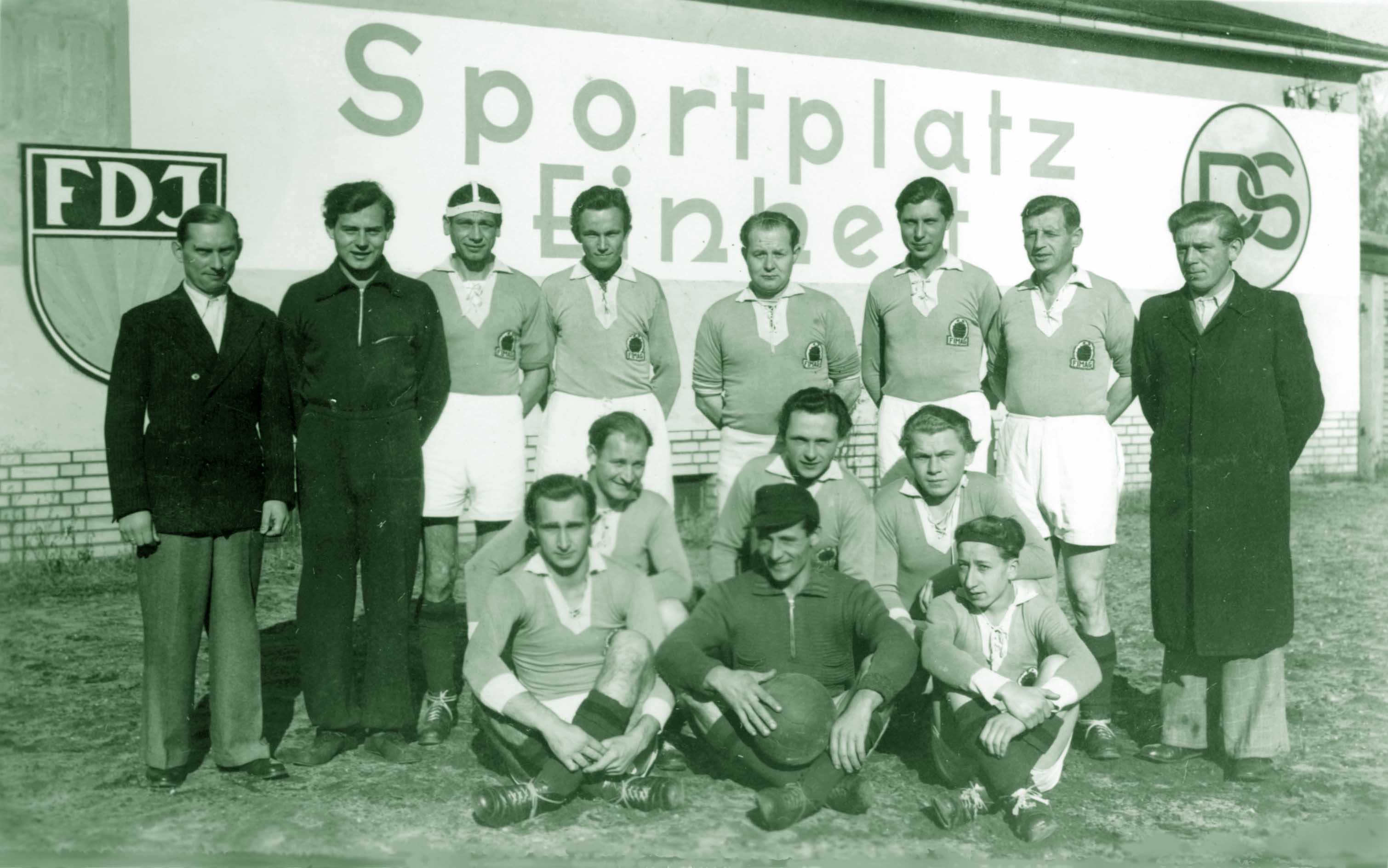 Mannschaftsbild vor der Rückseite des Vereinsheimes