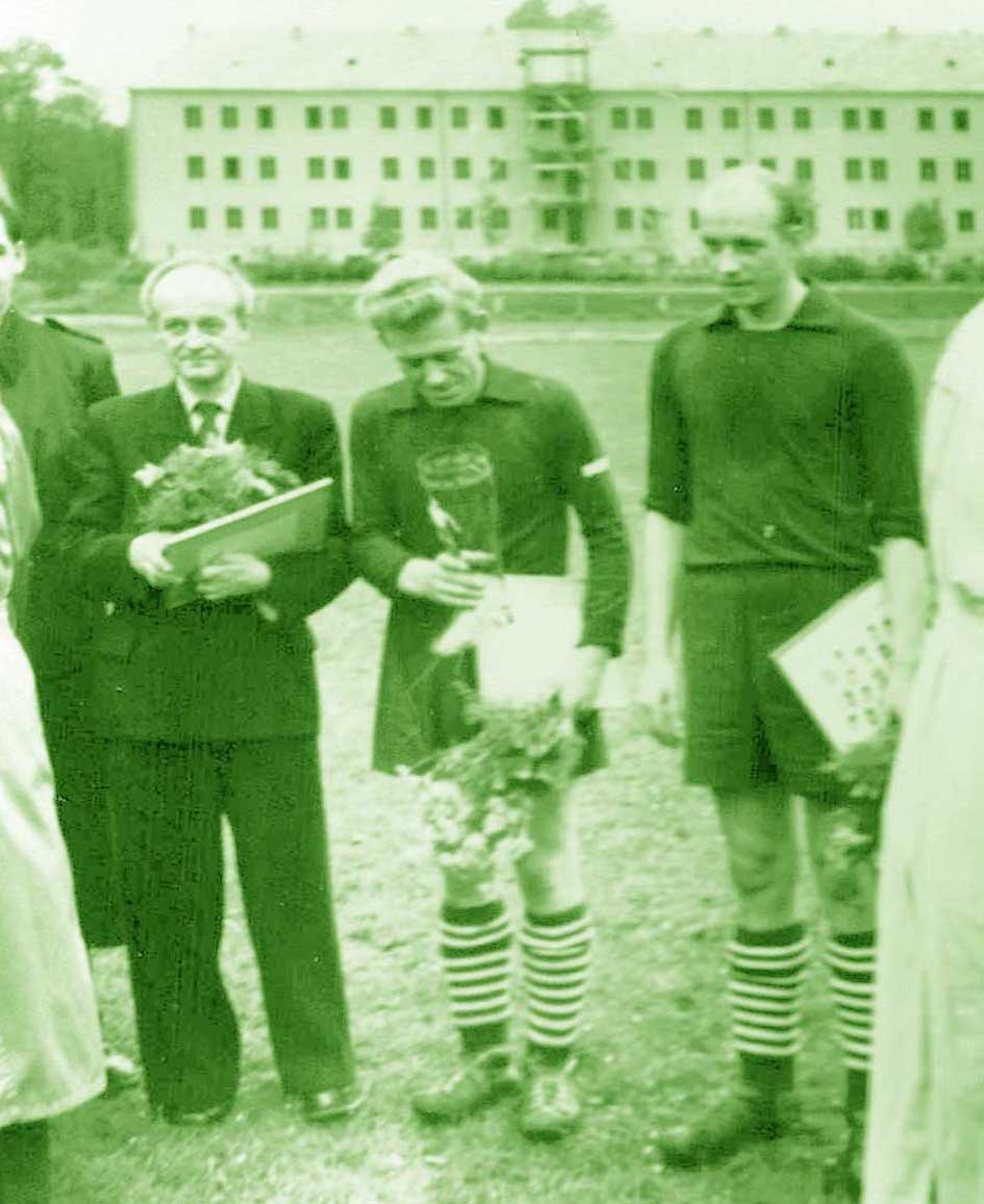 Offizieller Glückwunsch im Stadion - Kapitän Gelfort (Mitte)