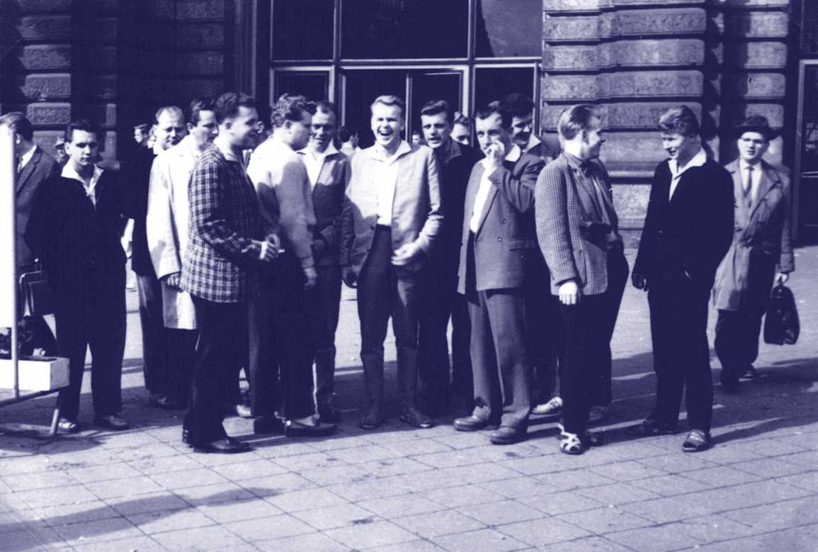 gutgelaunte Spieler und Funktionäre bei der Ankunft